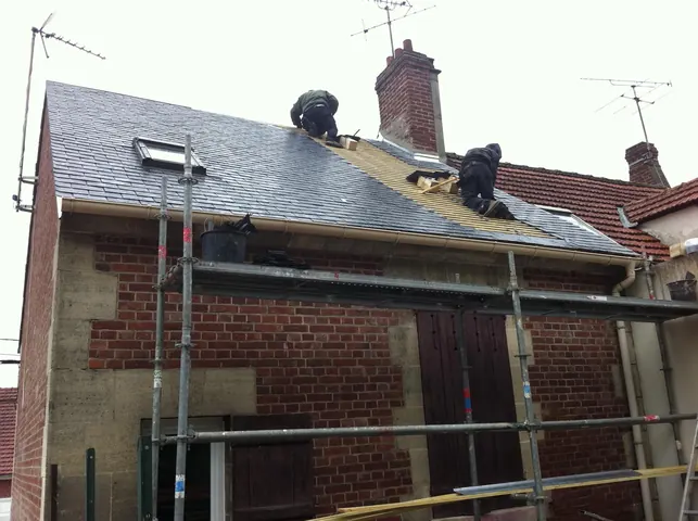 Couvreur Senlis : pose d'ardoise sur maison de brique dans l'Oise