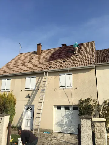 Nettoyage et démoussage de toiture tuile par artisan couvreur à Senlis